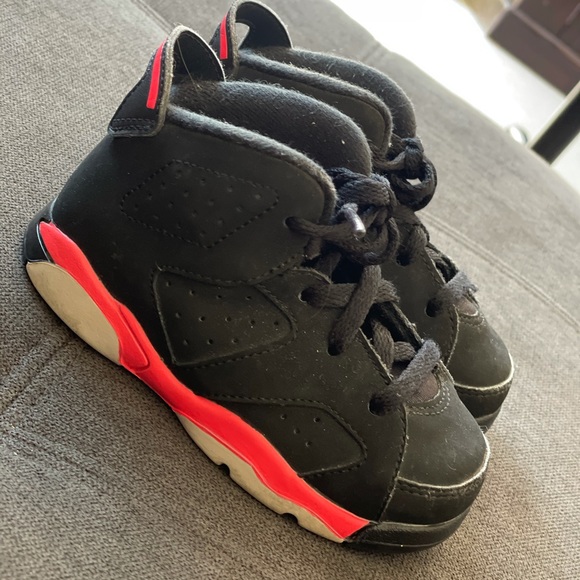 Girls Nike Jordan’s - Picture 2 of 9